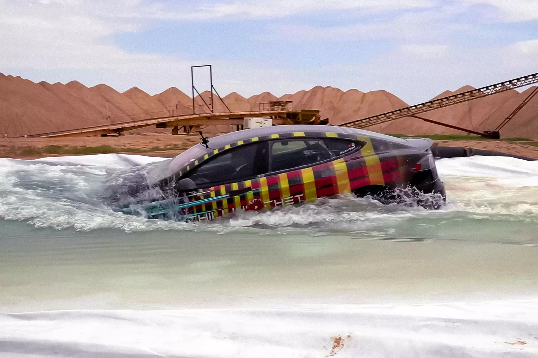 Посмотрите как Tesla Model S переплывает бассейн